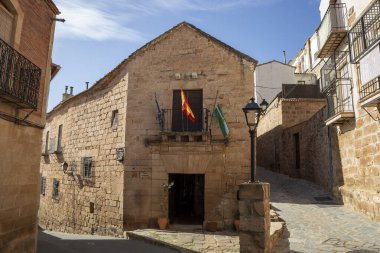 Eski Baos de la Encina kasabası, Jaen, Endalucia, İspanya, Palacio de los Guzman kırsal oteli ön planda.