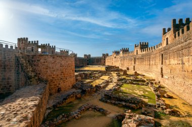 Baos de la Encina 'daki Burgalimar Ortaçağ Şatosu, Jan, Endalusia, İspanya Sabah Işığıyla