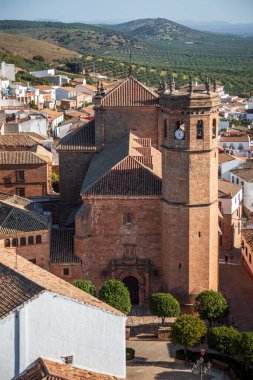 Şato kulesinden İspanya 'nın Endülüs kentindeki Jaen kentindeki San Mateo de la Encina kilisesinin cephesine dikey görüş.