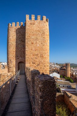 Baos de la Encina, Jaen, Endalucia, İspanya 'daki Bulgalimar kalesinin Hristiyan kulesinin dikey fotoğrafı.