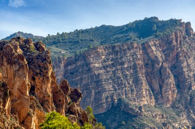 İspanya 'nın Murcia bölgesinin Ricote Vadisi' nin tipik kurak jeolojik manzarası gün ortasında