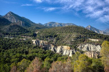 Aydınlık bir günde Akdeniz çam ormanıyla birlikte İspanya 'nın Murcia bölgesindeki Ricote sıradağlarının manzarası