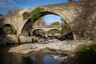 Arenas de San Pedro, Avila, Castilla y Leon, İspanya 'daki Arenal Nehri üzerindeki ortaçağ Aquelcabos Köprüsü dikey görünümü