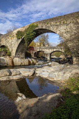 Arenas de San Pedro, Avila, Castilla y Leon, İspanya 'daki Arenal Nehri üzerindeki ortaçağ Aquelcabos Köprüsü manzarası