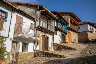 Eski Arenas de San Pedro, Avila, Castilla y Leon, İspanya 'nın ahşap balkonlu tipik evleri.