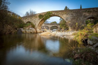 Öğleden sonra Arenas de San Pedro, Avila, Castilla y Leon 'daki Arenal Nehri üzerindeki ortaçağ Aquelcabos Köprüsü manzarası