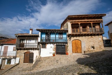 Eski Arenas de San Pedro, Avila, Castilla y Leon, İspanya 'nın ahşap balkonlu tipik evleri.