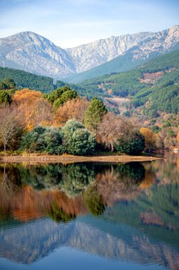 Arenas de San Pedro 'daki Riocuevas rezervuarından Sierra de Gredos' un güzel sonbahar dikey görüntüsü, vila, Castilla y Len, İspanya