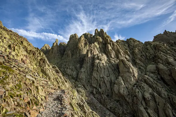 İspanya 'nın Guisando, Avila, Castilla y Leon kentindeki Galayos vadisinin dağ geçidinde gün ışığında Galayos' un dinlenme yerinin manzarası.