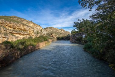İspanya 'nın Murcia bölgesindeki Cieza' daki Almandenes Kanyonu 'ndan gün ışığında ayrılan Segura Nehri' nin bir bölümü.