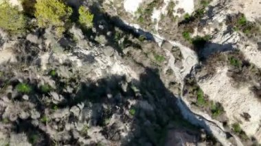 İspanya 'nın Murcia bölgesinde aşırı kuraklıktan etkilenen kurak ve yarı çöl manzarasının insansız hava aracı ile çekilmiş bir video.
