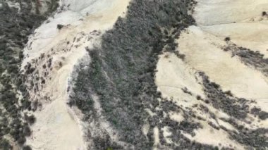 İspanya 'nın Murcia bölgesindeki Barrancos de Gebas bataklığında kurak ve yarı çöl manzarasının hava videosu.