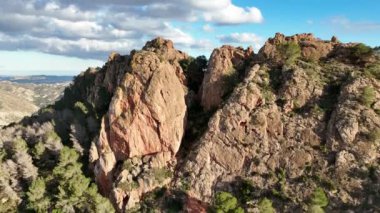 El Valle Doğal Parkı 'ndaki Cresta del Gallo' nun havadan görünüşü, Murcia, İspanya, arka planda gün ışığı ve ay manzarası.