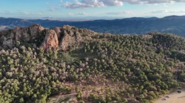 El Valle Doğal Parkı 'ndaki Cresta del Gallo' nun havadan görünüşü, Murcia, İspanya, arka planda gün ışığı ve ay manzarası.