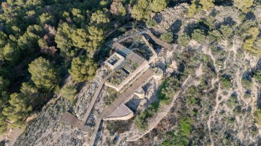 El Valle Doğal Parkı 'ndaki Tanrıça Demeter' e adanmış Santuario de la Luz 'un kalıntılarının hava görüntüsü, Murcia, Spainult