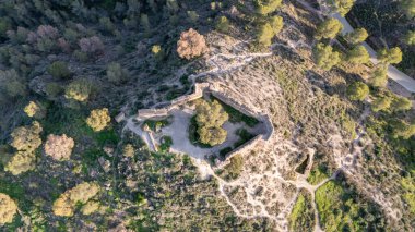 İspanya 'nın Murcia kentindeki El Valle Doğal Parkı' ndaki Ortaçağ Castillo de la Luz 'un kalıntılarının hava görüntüsü.