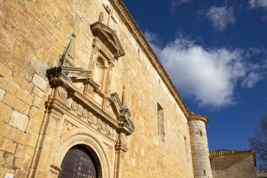 San Juan Bautista Kilisesi 'nin yan cephesi. Alarcon, Cuenca, Castilla-La Mancha, İspanya, gündüz vakti.