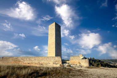 Alarcon, Cuenca, Castilla-La Mancha, İspanya 'daki Ortaçağ Torre de Armas manzarası