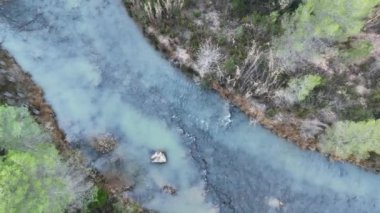 İspanya 'nın Cuenca ve Valencia eyaletleri arasında Vicente Ocağından geçen Cabriel Nehri' nin havadan görünüşü