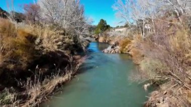 Cabriel nehrinin kışın havadan görünüşü güzel bir gün ışığıyla Cuenca, Castilla-La Mancha, İspanya 'dan geçerken
