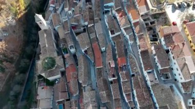 Albacete, Castilla-La Mancha, İspanya 'daki Alcal del Jcar şehrinin ortaçağ planının havadan görünüşü