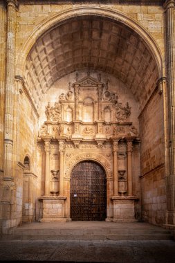 Santa Mara Kilisesi 'nin Rönesans cephesi Alarcon, Cuenca, Castilla-La Mancha, İspanya Gün Işığıyla