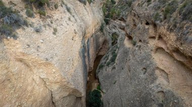İspanya 'nın Murcia bölgesindeki Abanilla belediyesinden geçen Chicamo Nehri' nin Garaganta manzarası