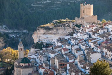 Albacete, Castilla-La Mancha, İspanya 'daki Alcal del Jcar kasabasının ortaçağ düzeni, kilisesi ve şatosuyla