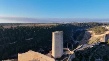 Alarcon, Cuenca, Castilla-La Mancha, İspanya 'nın güzel kasabasının ön planında Torre de Armas var.