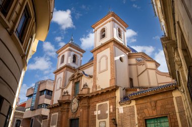 Murcia, İspanya 'daki San Juan de Dios kilisesinin anıtsal kompleksinin iki kulesiyle yüz yüze.