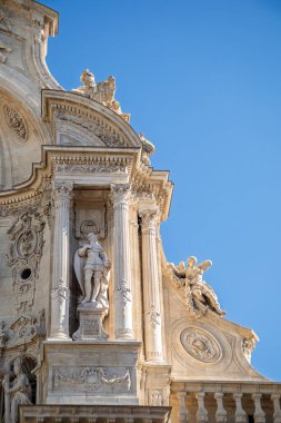 İspanya 'nın Murcia kentindeki Santa Mara Katedrali' nin yeni restore edilmiş heykel cephesinin dikey ayrıntıları