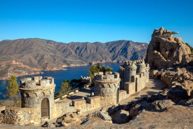 İspanya, Murcia Bölgesi, Cartagena 'daki Cabo Tioso' daki Castillitos askeri bataryasının yukarıdan görüntüsü
