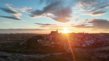 Şafak vakti etkileyici eski kasabasıyla birlikte Cehegin şehrinin muhteşem insansız hava aracı görüntüsü.