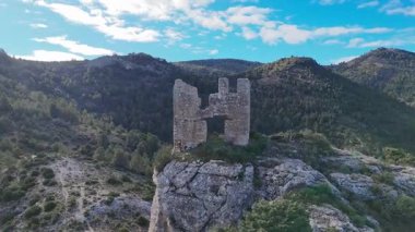 Güneşli bir günde Moratalla, Murcia Bölgesi 'ndeki Benizar Kalesi' nin insansız hava aracı görüntüsü..