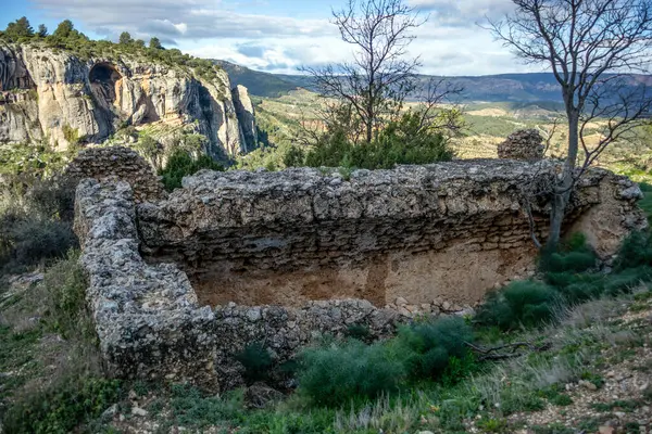 Moratalla, Murcia Bölgesi, İspanya 'daki Ortaçağ Benizar Şatosu' ndaki harabe sarnıç veya su tankı