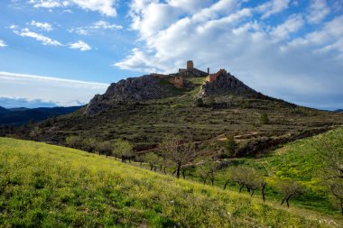 İspanya 'nın Murcia Bölgesi Lorca kasabasındaki uçurumun tepesindeki ortaçağ Xiquena Şatosu' nun yeşil otlarla kaplı tepelerinden muhteşem bir manzara.