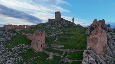 Lorca, Murcia Bölgesi, İspanya 'daki Xiquena Kalesi' nin duvarları ve kuleleri yamaçlara kurulmuş insansız hava aracı görüntüsü..