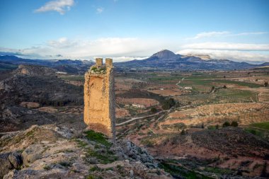 İspanya 'nın Murcia Bölgesi Lorca şehrindeki bir uçurumun tepesindeki ortaçağ Xiquena Kalesi' nin yıkılmış kulelerinden birinin detayları.
