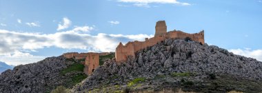 Ortaçağ Xiquena Kalesi 'nin muhteşem panoramik manzarası Lorca, Murcia Bölgesi' ndeki bir uçurumun tepesinde, duvarları ve kuleleri ile birlikte.