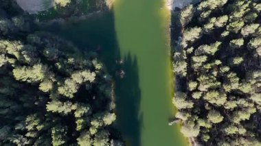 Bullas ve Mula arasındaki Manzano Gölü 'nün hava aracı görüntüsü, Murcia Bölgesi, İspanya, Sierra de Burete dağları arka planda..