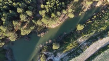 Sabahın erken saatlerinde İspanya 'nın Murcia Bölgesi Bullas ve Mula arasındaki Manzano Gölü' nün insansız hava aracı görüntüsü.