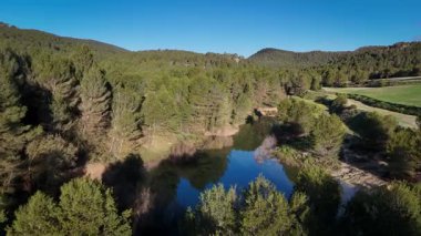 Bullas ve Mula arasındaki Manzano Gölü 'nün hava aracı görüntüsü, Murcia Bölgesi, İspanya, Sierra de Burete dağları arka planda..