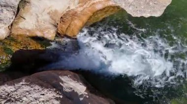 İspanya 'nın Murcia bölgesindeki Mula Nehri' ndeki küçük bir şelalenin kristal berrak zümrüt sularıyla hava aracı görüntüsü..