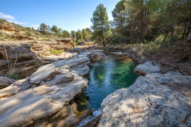 Bullas, Murcia Bölgesi, İspanya 'daki Mula Nehri' nin zümrüt yeşili havuzlarının büyük kayalar arasındaki görüntüsü.