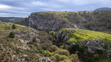 İspanya Murcia Bölgesi, Caravaca de la Cruz, Mağara Boğazı 'nın dağlık ve ilkbahar manzarası