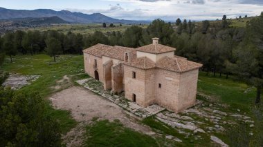 İspanya 'nın Murcia bölgesindeki Caravaca de la Cruz' da bulunan bir arkeolojik mekanda enkarnasyon inzivasına ait hava görüntüsü