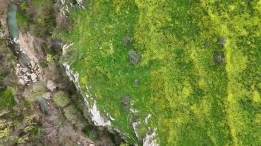 Mağara Boğazı, Caravaca de la Cruz 'un dağlık ve bahar manzarası, Murcia Bölgesi, İspanya, Qupar Nehri ile