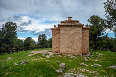 İspanya 'nın Murcia Bölgesi' nde, Caravaca de la Cruz 'daki bir arkeoloji sahasındaki enkarnasyon inzivasının arka görüntüsü