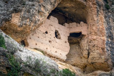 İspanya 'nın Murcia Bölgesi, Caravaca de la Cruz' daki Mağara Mağarası 'nda duvarın bir kısmının kalıntıları var.