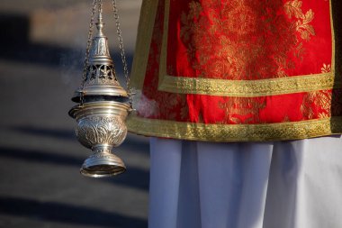 Kutsal Perşembe geçit töreni kıyafetli vaiz Murcia, İspanya 'da tütsü ocağı taşıyor.